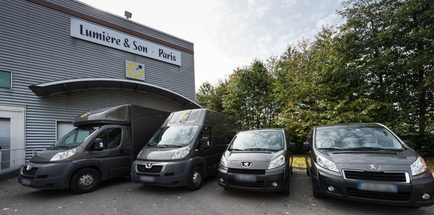 camions devant entreprise lumière et son paris