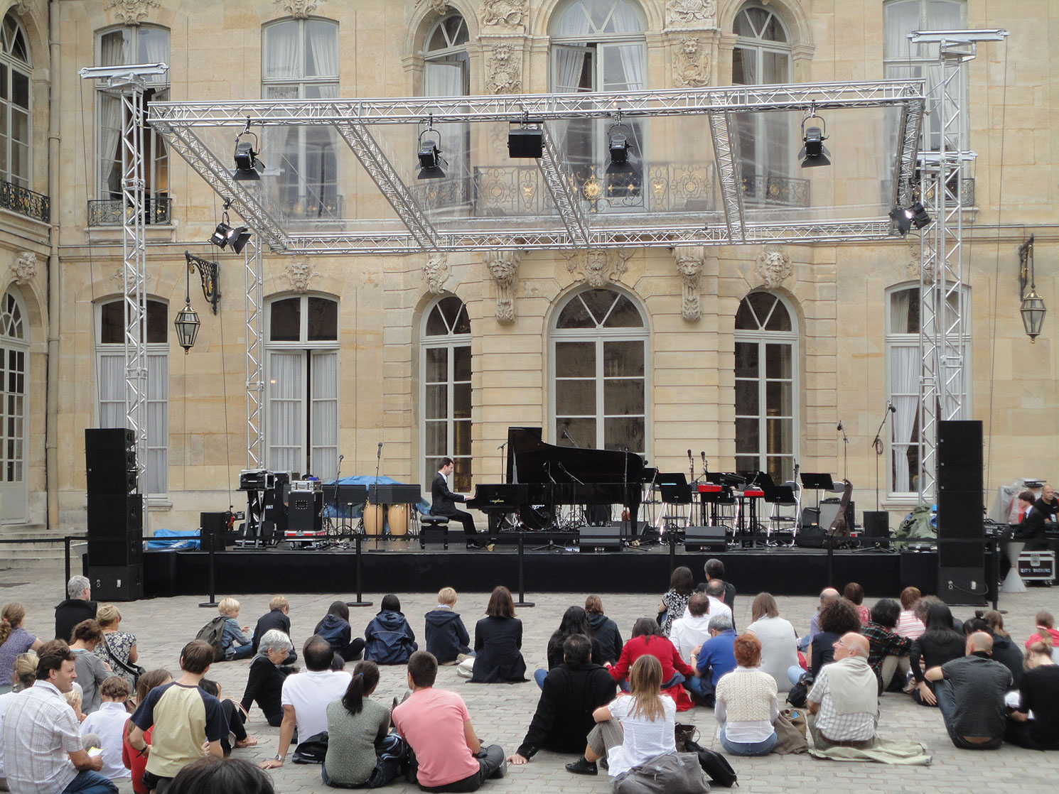 scène avec structures métallique et enceintes audio